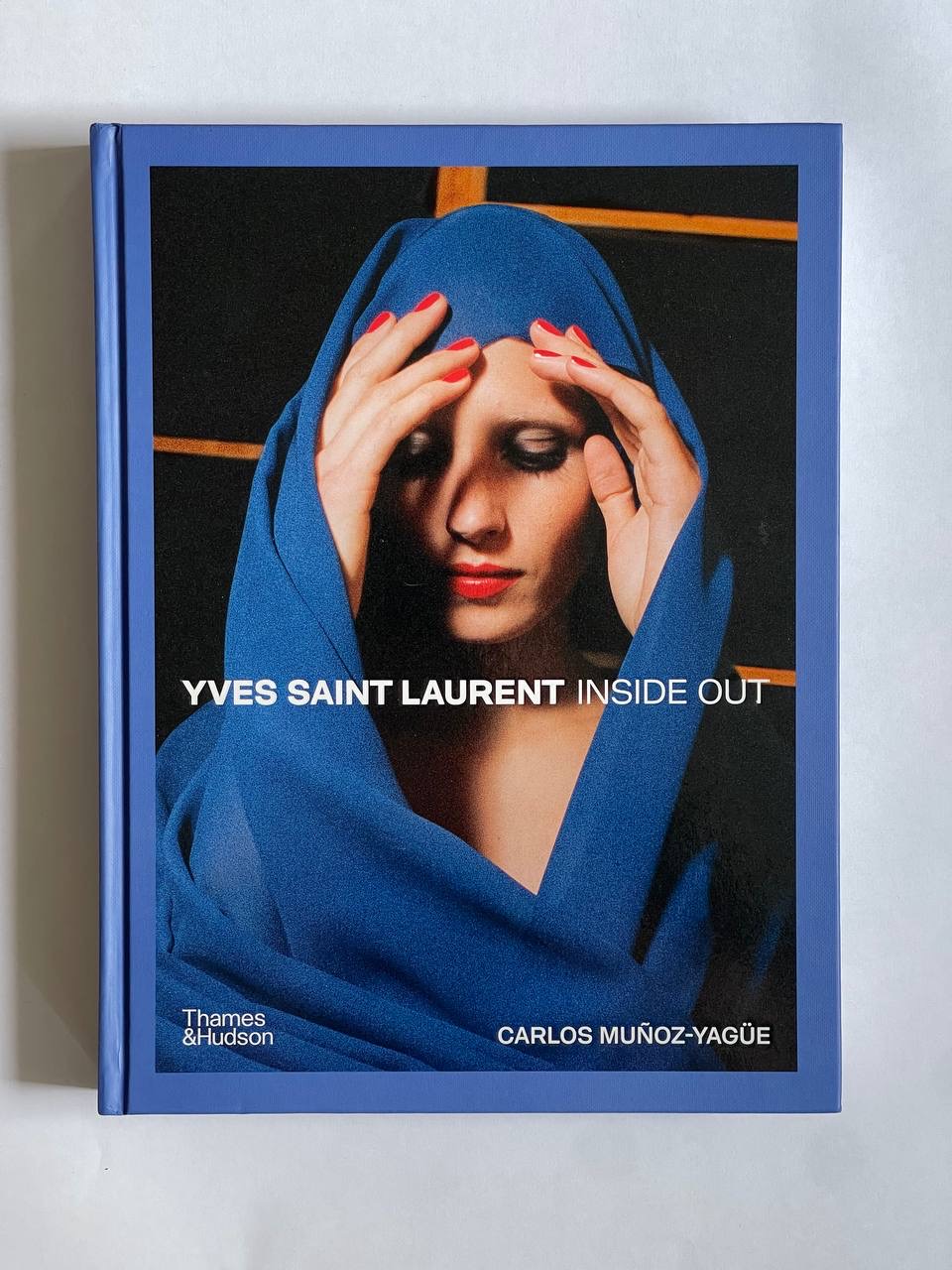 Книга «Yves Saint Laurent: Inside Out: A Creative Univers»